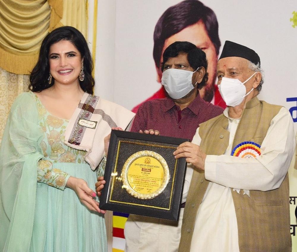 The Weekend Leader - Maha Guv honours actress Zarine Khan, 34 others for Covid work